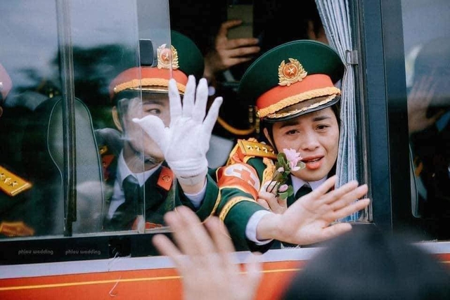 Đang diễu hành thấy em bé khuyết tật vẫy chào, anh CSCĐ rút vội Đang diễu hành thấy em bé khuyết tật vẫy chào, anh CSCĐ rút vội