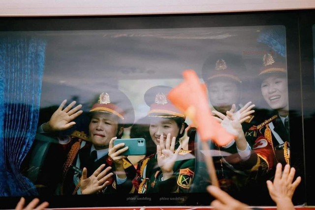 Đang diễu hành thấy em bé khuyết tật vẫy chào, anh CSCĐ rút vội Đang diễu hành thấy em bé khuyết tật vẫy chào, anh CSCĐ rút vội