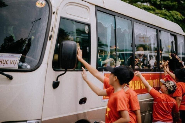 Đang diễu hành thấy em bé khuyết tật vẫy chào, anh CSCĐ rút vội 