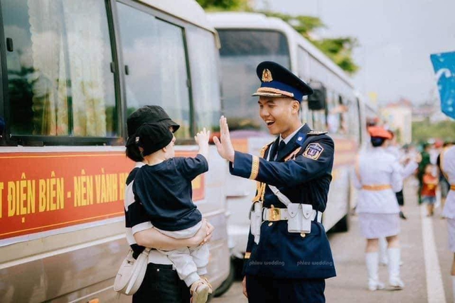 Đang diễu hành thấy em bé khuyết tật vẫy chào, anh CSCĐ rút vội Đang diễu hành thấy em bé khuyết tật vẫy chào, anh CSCĐ rút vội