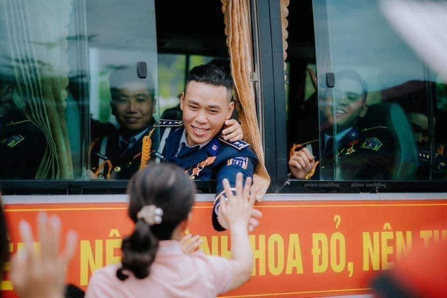 Đang diễu hành thấy em bé khuyết tật vẫy chào, anh CSCĐ rút vội Đang diễu hành thấy em bé khuyết tật vẫy chào, anh CSCĐ rút vội
