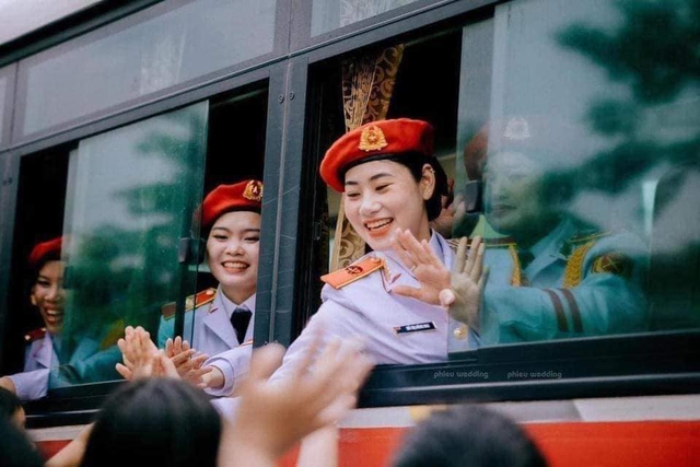 Đang diễu hành thấy em bé khuyết tật vẫy chào, anh CSCĐ rút vội 