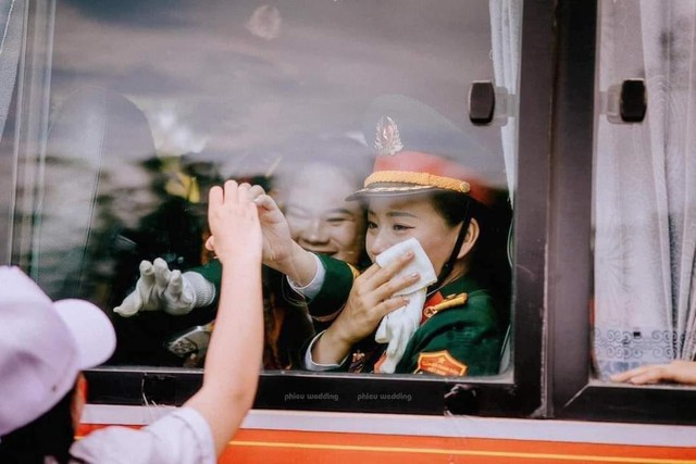 Đang diễu hành thấy em bé khuyết tật vẫy chào, anh CSCĐ rút vội Đang diễu hành thấy em bé khuyết tật vẫy chào, anh CSCĐ rút vội