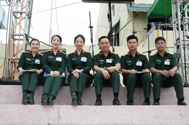 Chủ nhân giọng đọc “đi vào lòng người” trong lễ diễu binh, diễu hành kỷ niệm chiến thắng Điện Biên Phủ- Ảnh 6. Chủ nhân giọng đọc “đi vào lòng người” trong lễ diễu binh, diễu hành kỷ niệm chiến thắng Điện Biên Phủ- Ảnh 6.