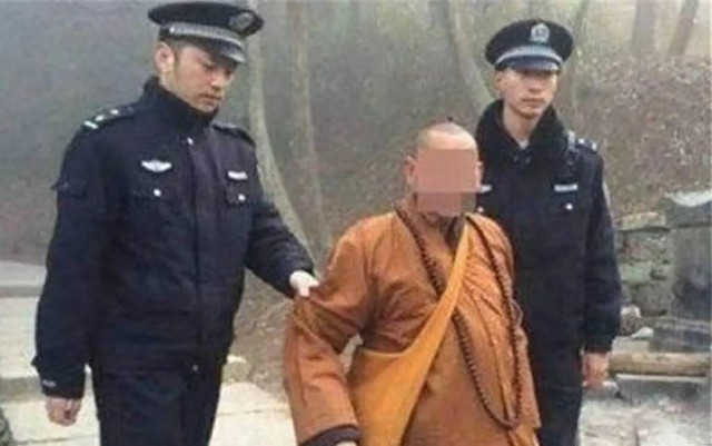 Trung Quốc: Sư trụ trì lái xe Audi, đeo đồng hồ hiệu, giấu 2 tỷ dưới áo cà sa “sa lưới”, bí mật 16 năm hé lộ- Ảnh 6. Trung Quốc: Sư trụ trì lái xe Audi, đeo đồng hồ hiệu, giấu 2 tỷ dưới áo cà sa “sa lưới”, bí mật 16 năm hé lộ- Ảnh 6.