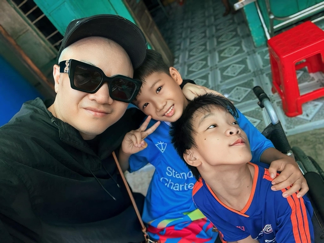 Xót xa thân phận hai đứa trẻ vừa trở thành con nuôi của NTK Đỗ Mạnh Cường- Ảnh 2. Xót xa thân phận hai đứa trẻ vừa trở thành con nuôi của NTK Đỗ Mạnh Cường- Ảnh 2.