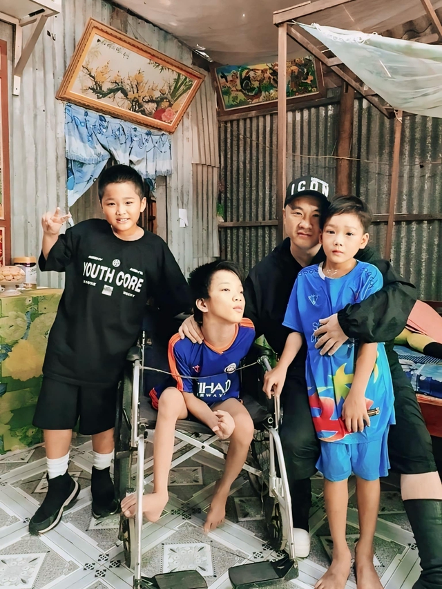 Xót xa thân phận hai đứa trẻ vừa trở thành con nuôi của NTK Đỗ Mạnh Cường- Ảnh 1. Xót xa thân phận hai đứa trẻ vừa trở thành con nuôi của NTK Đỗ Mạnh Cường- Ảnh 1.