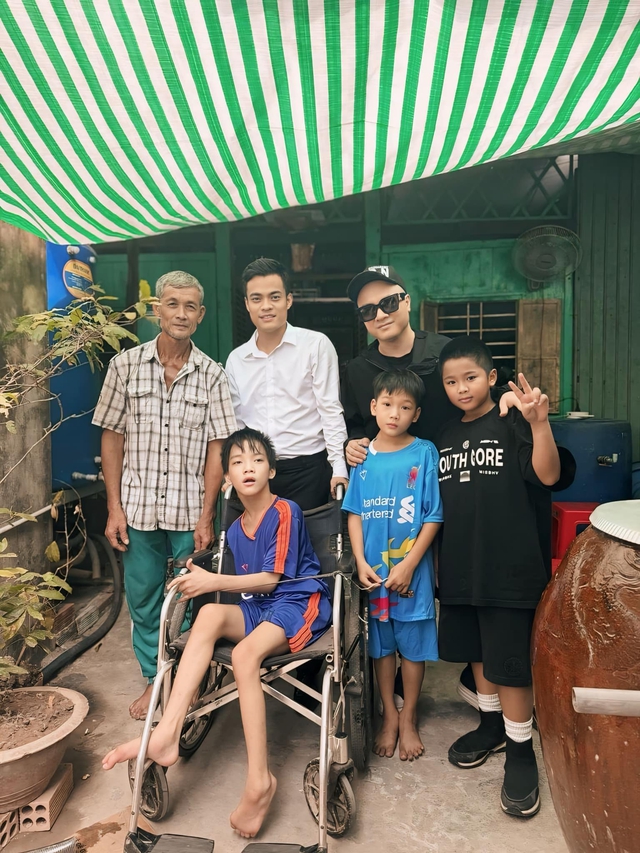 Xót xa thân phận hai đứa trẻ vừa trở thành con nuôi của NTK Đỗ Mạnh Cường- Ảnh 5. Xót xa thân phận hai đứa trẻ vừa trở thành con nuôi của NTK Đỗ Mạnh Cường- Ảnh 5.