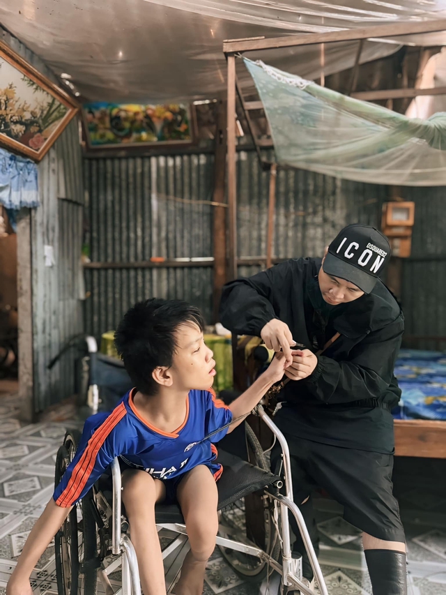 Xót xa thân phận hai đứa trẻ vừa trở thành con nuôi của NTK Đỗ Mạnh Cường- Ảnh 3. Xót xa thân phận hai đứa trẻ vừa trở thành con nuôi của NTK Đỗ Mạnh Cường- Ảnh 3.