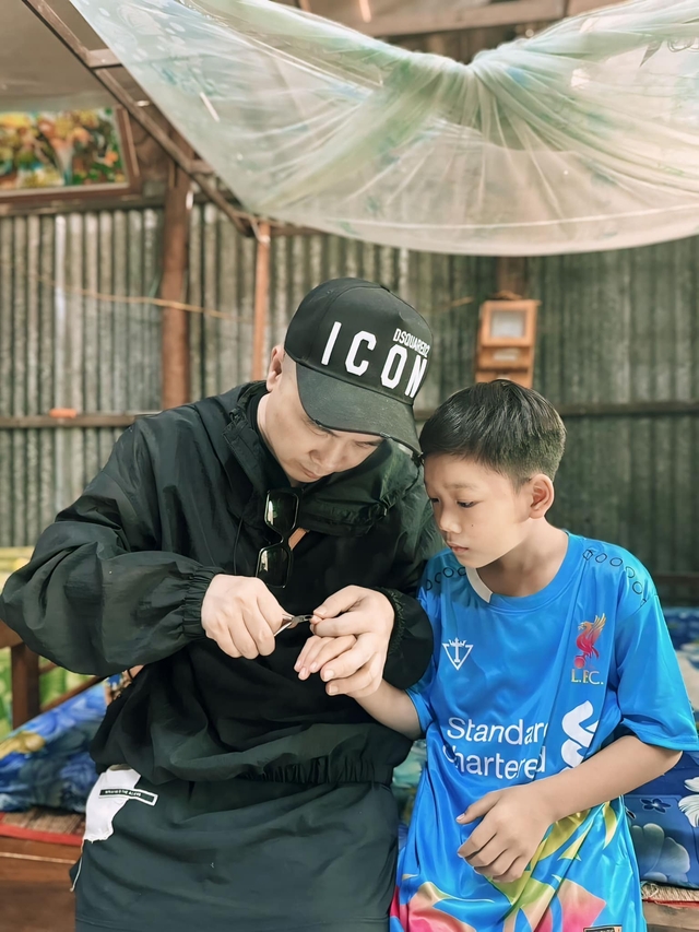 Xót xa thân phận hai đứa trẻ vừa trở thành con nuôi của NTK Đỗ Mạnh Cường- Ảnh 4. Xót xa thân phận hai đứa trẻ vừa trở thành con nuôi của NTK Đỗ Mạnh Cường- Ảnh 4.