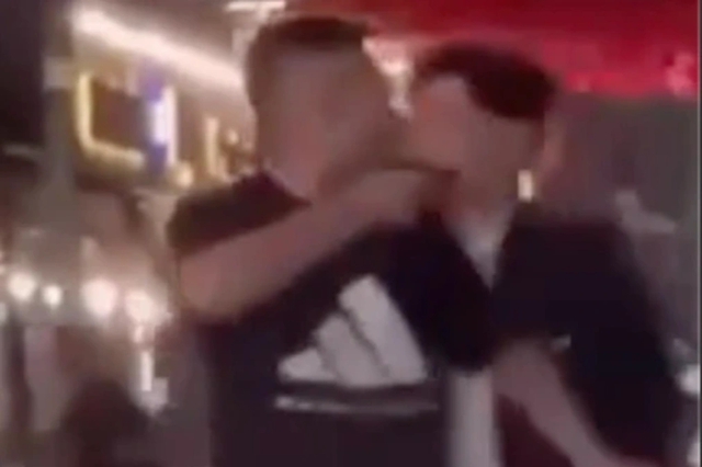 Xôn xao clip ẩu đả ở cửa quán bar, thanh niên cầm vật nghi giống súng lao vào cuộc xô xát- Ảnh 1. Xôn xao clip ẩu đả ở cửa quán bar, thanh niên cầm vật nghi giống súng lao vào cuộc xô xát- Ảnh 1.