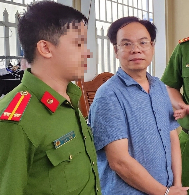 Mang 120 triệu nhận hối lộ đi xây nhà tình thương, cựu Giám đốc VP đăng ký đất đai bị xử lý thế nào?- Ảnh 1. Mang 120 triệu nhận hối lộ đi xây nhà tình thương, cựu Giám đốc VP đăng ký đất đai bị xử lý thế nào?- Ảnh 1.