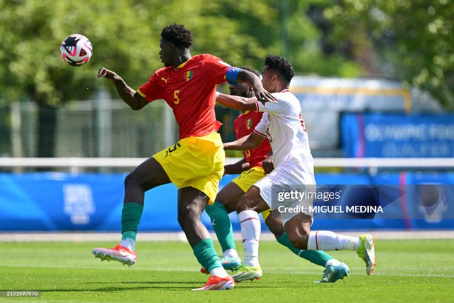 HLV Shin Tae-yong nhận thẻ đỏ, U23 Indonesia tạo ra hình ảnh gây tranh cãi ở trận tranh vé Olympic- Ảnh 1. HLV Shin Tae-yong nhận thẻ đỏ, U23 Indonesia tạo ra hình ảnh gây tranh cãi ở trận tranh vé Olympic- Ảnh 1.