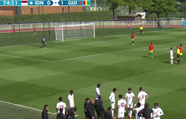 HLV Shin Tae-yong nhận thẻ đỏ, U23 Indonesia tạo ra hình ảnh gây tranh cãi ở trận tranh vé Olympic- Ảnh 2. HLV Shin Tae-yong nhận thẻ đỏ, U23 Indonesia tạo ra hình ảnh gây tranh cãi ở trận tranh vé Olympic- Ảnh 2.