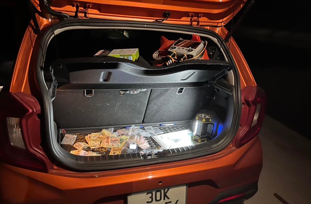 Công an khám xét khu trang trại có nhiều chó canh giữ, phát hiện "bí mật động trời" của một cặp đôi- Ảnh 2. Công an khám xét khu trang trại có nhiều chó canh giữ, phát hiện "bí mật động trời" của một cặp đôi- Ảnh 2.