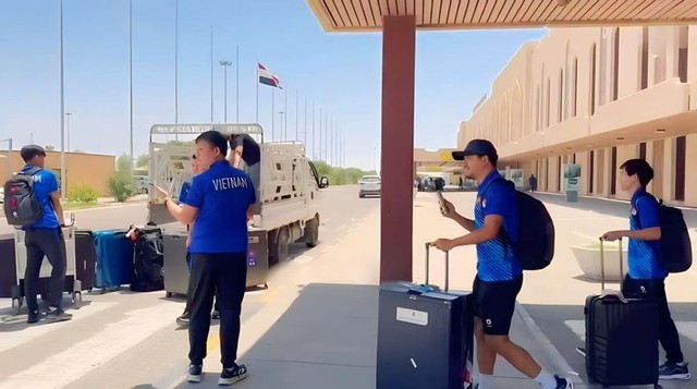 Dư luận Iraq ngỡ ngàng vì chiếc xe “cà tàng” chở hành lý của tuyển Việt Nam- Ảnh 2.