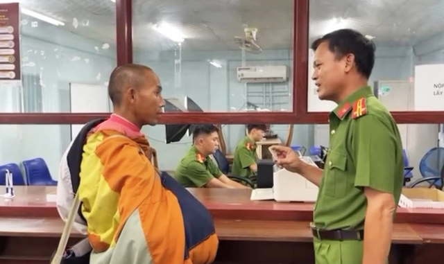 Ông Thích Minh Tuệ về thăm nhà sau 6 năm, trò chuyện với gia đình 3 tiếng- Ảnh 3. Ông Thích Minh Tuệ về thăm nhà sau 6 năm, trò chuyện với gia đình 3 tiếng- Ảnh 3.