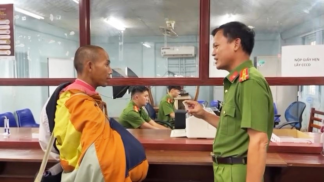 Xuất hiện hình ảnh ông Thích Minh Tuệ đi nhận CCCD tại trụ sở công an, tiết lộ "muốn bộ hành đến Ấn Độ"- Ảnh 4. Xuất hiện hình ảnh ông Thích Minh Tuệ đi nhận CCCD tại trụ sở công an, tiết lộ "muốn bộ hành đến Ấn Độ"- Ảnh 4.