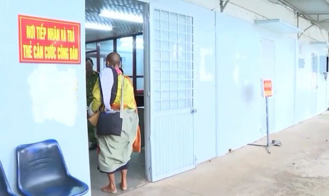 Xuất hiện hình ảnh ông Thích Minh Tuệ đi nhận CCCD tại trụ sở công an, tiết lộ "muốn bộ hành đến Ấn Độ"- Ảnh 1. Xuất hiện hình ảnh ông Thích Minh Tuệ đi nhận CCCD tại trụ sở công an, tiết lộ "muốn bộ hành đến Ấn Độ"- Ảnh 1.