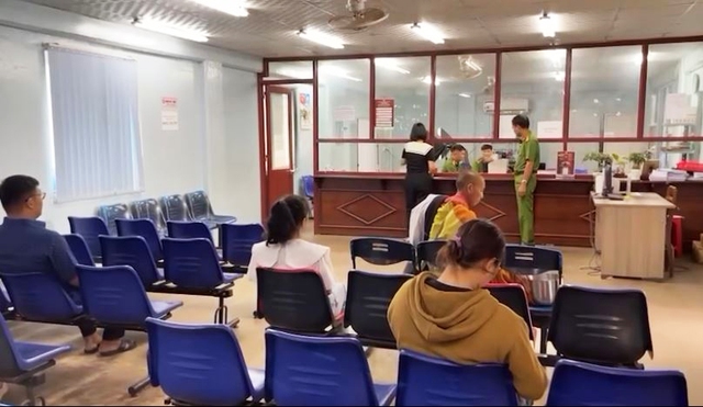 Xuất hiện hình ảnh ông Thích Minh Tuệ đi nhận CCCD tại trụ sở công an, tiết lộ "muốn bộ hành đến Ấn Độ"- Ảnh 3. Xuất hiện hình ảnh ông Thích Minh Tuệ đi nhận CCCD tại trụ sở công an, tiết lộ "muốn bộ hành đến Ấn Độ"- Ảnh 3.