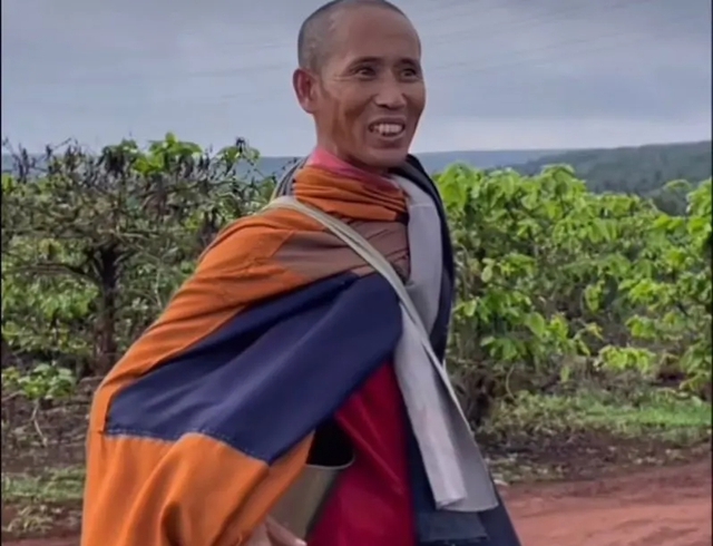 Ông Thích Minh Tuệ đi khất thực ở Gia Lai, lực lượng chức năng có mặt từ sáng sớm- Ảnh 1. Ông Thích Minh Tuệ đi khất thực ở Gia Lai, lực lượng chức năng có mặt từ sáng sớm- Ảnh 1.