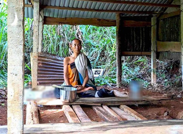 Ông Thích Minh Tuệ đi khất thực ở Gia Lai, lực lượng chức năng có mặt từ sáng sớm- Ảnh 2. Ông Thích Minh Tuệ đi khất thực ở Gia Lai, lực lượng chức năng có mặt từ sáng sớm- Ảnh 2.