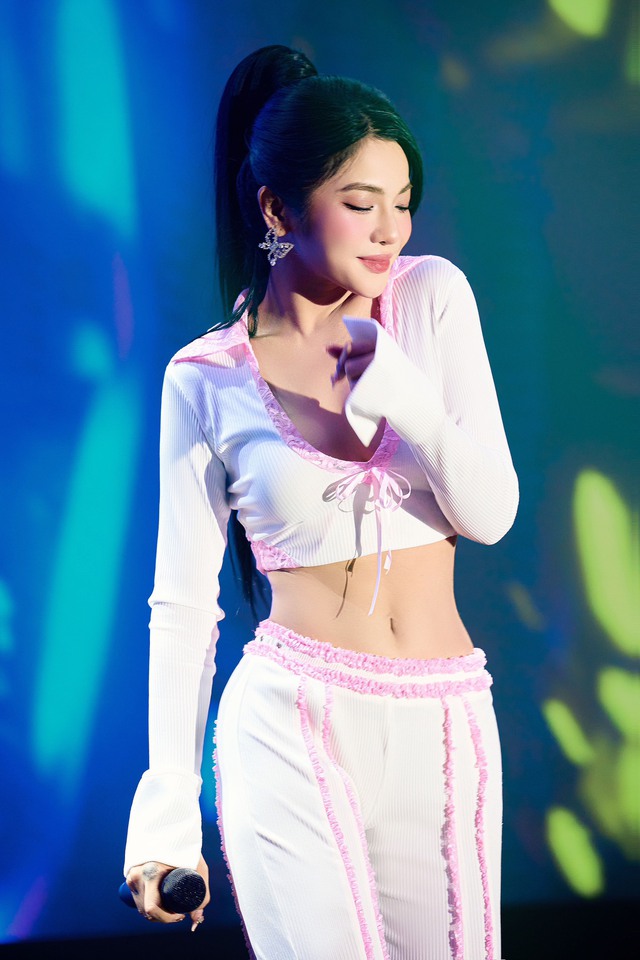 Nhan sắc nóng bỏng của nữ ca sĩ chịu khó khoe vòng eo nhất nhì showbiz Việt- Ảnh 6. Nhan sắc nóng bỏng của nữ ca sĩ chịu khó khoe vòng eo nhất nhì showbiz Việt- Ảnh 6.