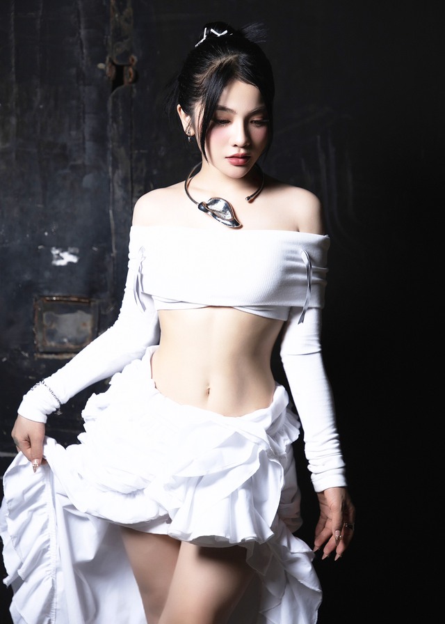 Nhan sắc nóng bỏng của nữ ca sĩ chịu khó khoe vòng eo nhất nhì showbiz Việt- Ảnh 1. Nhan sắc nóng bỏng của nữ ca sĩ chịu khó khoe vòng eo nhất nhì showbiz Việt- Ảnh 1.