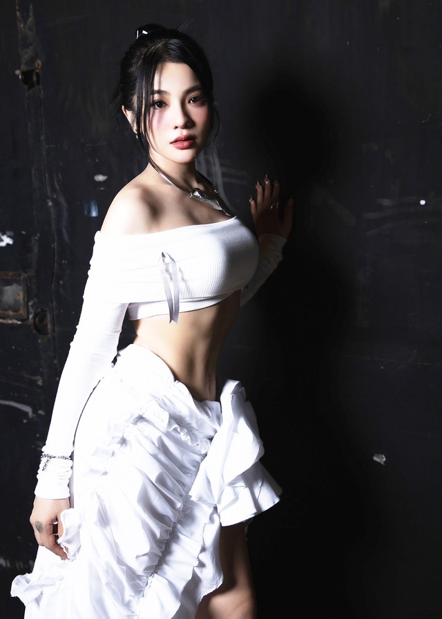 Nhan sắc nóng bỏng của nữ ca sĩ chịu khó khoe vòng eo nhất nhì showbiz Việt- Ảnh 8. Nhan sắc nóng bỏng của nữ ca sĩ chịu khó khoe vòng eo nhất nhì showbiz Việt- Ảnh 8.