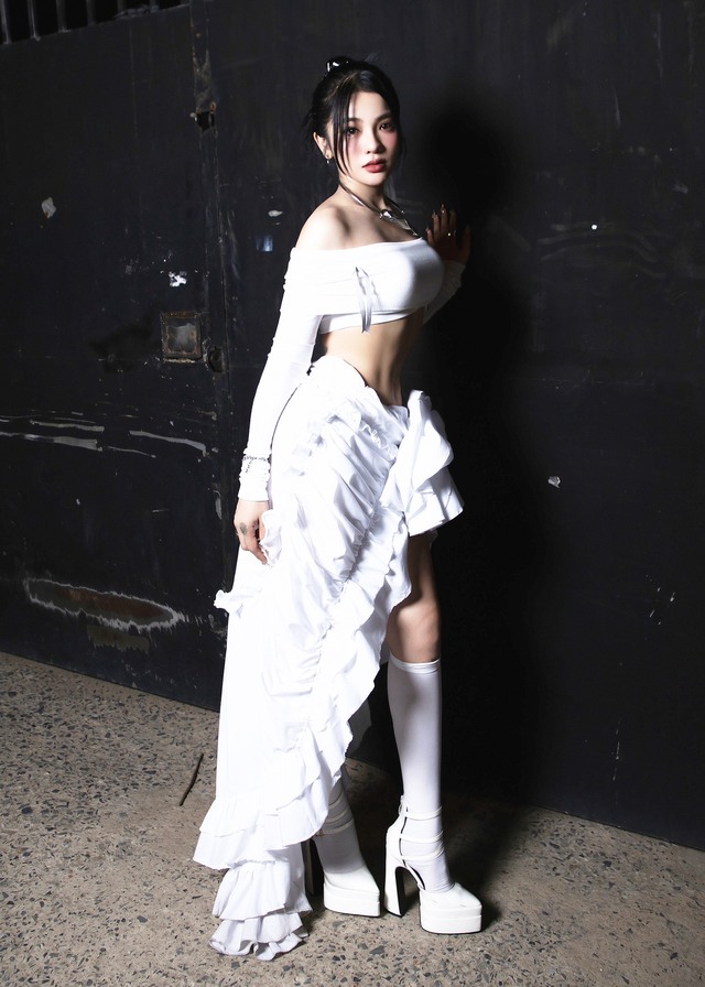 Nhan sắc nóng bỏng của nữ ca sĩ chịu khó khoe vòng eo nhất nhì showbiz Việt- Ảnh 7. Nhan sắc nóng bỏng của nữ ca sĩ chịu khó khoe vòng eo nhất nhì showbiz Việt- Ảnh 7.