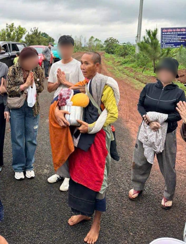 Clip hàng trăm người dân đi theo khi ông Thích Minh Tuệ khất thực ở nhà dân sáng nay- Ảnh 1. Clip hàng trăm người dân đi theo khi ông Thích Minh Tuệ khất thực ở nhà dân sáng nay- Ảnh 1.