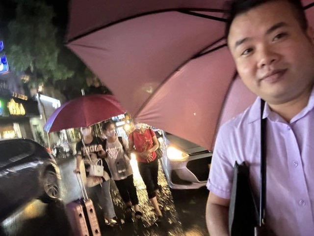 Đang lang thang định ngủ ở bến xe, 3 phụ nữ được người lạ chở đi ăn phở, giúp tìm việc làm ngay trong đêm- Ảnh 1. Đang lang thang định ngủ ở bến xe, 3 phụ nữ được người lạ chở đi ăn phở, giúp tìm việc làm ngay trong đêm- Ảnh 1.