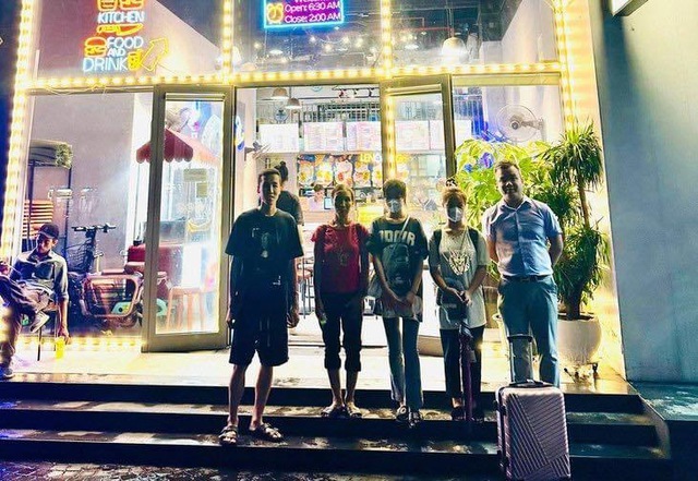 Đang lang thang định ngủ ở bến xe, 3 phụ nữ được người lạ chở đi ăn phở, giúp tìm việc làm ngay trong đêm- Ảnh 4. Đang lang thang định ngủ ở bến xe, 3 phụ nữ được người lạ chở đi ăn phở, giúp tìm việc làm ngay trong đêm- Ảnh 4.