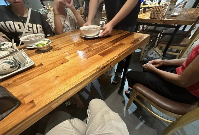 Đang lang thang định ngủ ở bến xe, 3 phụ nữ được người lạ chở đi ăn phở, giúp tìm việc làm ngay trong đêm- Ảnh 2. Đang lang thang định ngủ ở bến xe, 3 phụ nữ được người lạ chở đi ăn phở, giúp tìm việc làm ngay trong đêm- Ảnh 2.