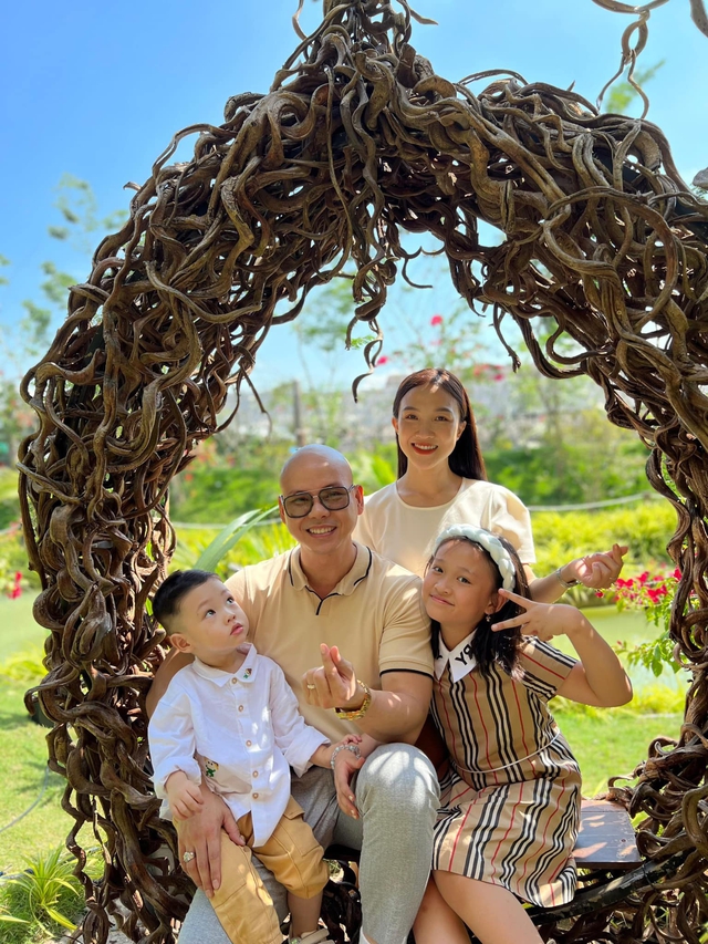 Nam ca sĩ Việt bị trọc đầu vì một căn bệnh lạ, U50 thành công, viên mãn bên vợ kém 12 tuổi- Ảnh 6. Nam ca sĩ Việt bị trọc đầu vì một căn bệnh lạ, U50 thành công, viên mãn bên vợ kém 12 tuổi- Ảnh 6.