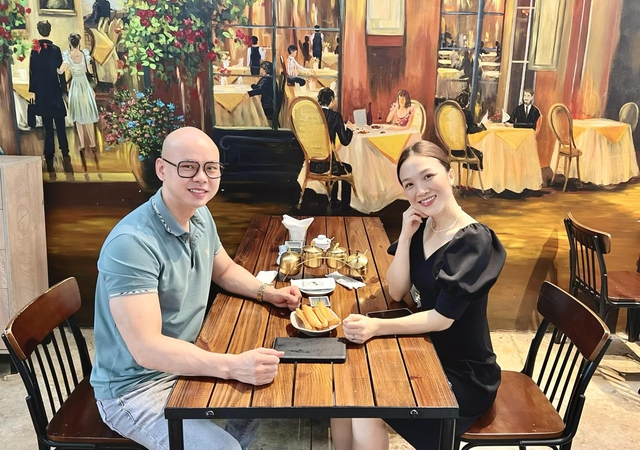 Nam ca sĩ Việt bị trọc đầu vì một căn bệnh lạ, U50 thành công, viên mãn bên vợ kém 12 tuổi- Ảnh 5. Nam ca sĩ Việt bị trọc đầu vì một căn bệnh lạ, U50 thành công, viên mãn bên vợ kém 12 tuổi- Ảnh 5.