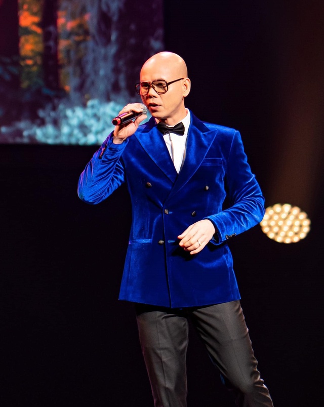 Nam ca sĩ Việt bị trọc đầu vì một căn bệnh lạ, U50 thành công, viên mãn bên vợ kém 12 tuổi- Ảnh 1. Nam ca sĩ Việt bị trọc đầu vì một căn bệnh lạ, U50 thành công, viên mãn bên vợ kém 12 tuổi- Ảnh 1.