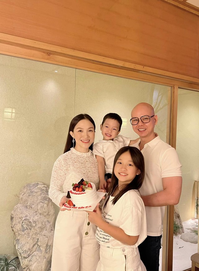 Nam ca sĩ Việt bị trọc đầu vì một căn bệnh lạ, U50 thành công, viên mãn bên vợ kém 12 tuổi- Ảnh 7. Nam ca sĩ Việt bị trọc đầu vì một căn bệnh lạ, U50 thành công, viên mãn bên vợ kém 12 tuổi- Ảnh 7.