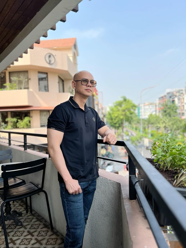Nam ca sĩ Việt bị trọc đầu vì một căn bệnh lạ, U50 thành công, viên mãn bên vợ kém 12 tuổi- Ảnh 4. Nam ca sĩ Việt bị trọc đầu vì một căn bệnh lạ, U50 thành công, viên mãn bên vợ kém 12 tuổi- Ảnh 4.