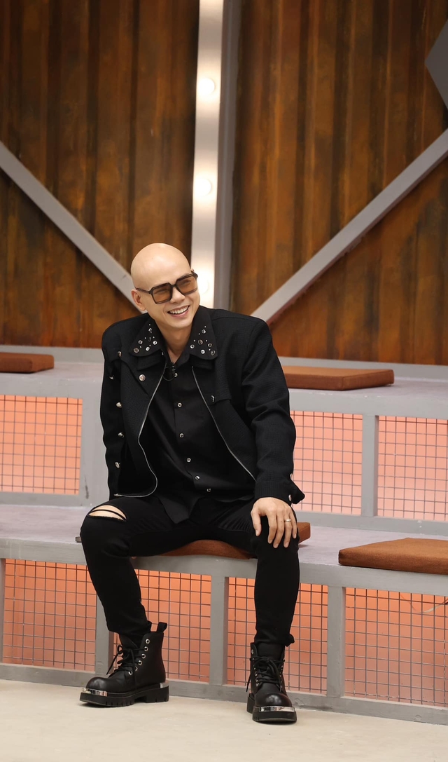 Nam ca sĩ Việt bị trọc đầu vì một căn bệnh lạ, U50 thành công, viên mãn bên vợ kém 12 tuổi- Ảnh 2. Nam ca sĩ Việt bị trọc đầu vì một căn bệnh lạ, U50 thành công, viên mãn bên vợ kém 12 tuổi- Ảnh 2.