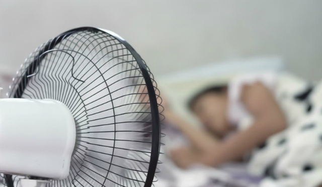 Khi ngủ nên đặt quạt gần hay xa giường? Có nên đặt ở đầu giường? Thì ra rất nhiều nhà đang làm sai- Ảnh 1. Khi ngủ nên đặt quạt gần hay xa giường? Có nên đặt ở đầu giường? Thì ra rất nhiều nhà đang làm sai- Ảnh 1.
