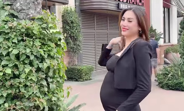 Một nữ siêu mẫu lộ bụng bầu tại Mỹ: Chọn về Việt Nam sinh con khiến ai cũng bất ngờ- Ảnh 1. Một nữ siêu mẫu lộ bụng bầu tại Mỹ: Chọn về Việt Nam sinh con khiến ai cũng bất ngờ- Ảnh 1.