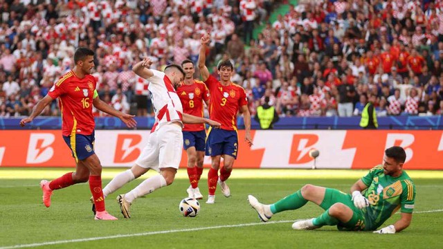 Góc VAR: Tại sao cầu thủ Tây Ban Nha thoát thẻ đỏ mười mươi, và pha ghi bàn của Croatia có bị "cướp"?- Ảnh 1. Góc VAR: Tại sao cầu thủ Tây Ban Nha thoát thẻ đỏ mười mươi, và pha ghi bàn của Croatia có bị "cướp"?- Ảnh 1.