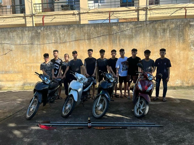 Hơn 20 thanh thiếu niên mang dao, ống tuýp đi hỗn chiến, 2 đối tượng đâm thẳng vào cột điện- Ảnh 1. Hơn 20 thanh thiếu niên mang dao, ống tuýp đi hỗn chiến, 2 đối tượng đâm thẳng vào cột điện- Ảnh 1.