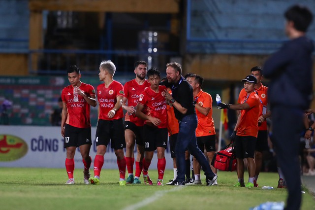 "Con rơi" và "con cưng" thầy Park thắp sáng derby thủ đô, HLV Kim Sang-sik ngơ ngác đầy tiếc nuối- Ảnh 2. "Con rơi" và "con cưng" thầy Park thắp sáng derby thủ đô, HLV Kim Sang-sik ngơ ngác đầy tiếc nuối- Ảnh 2.