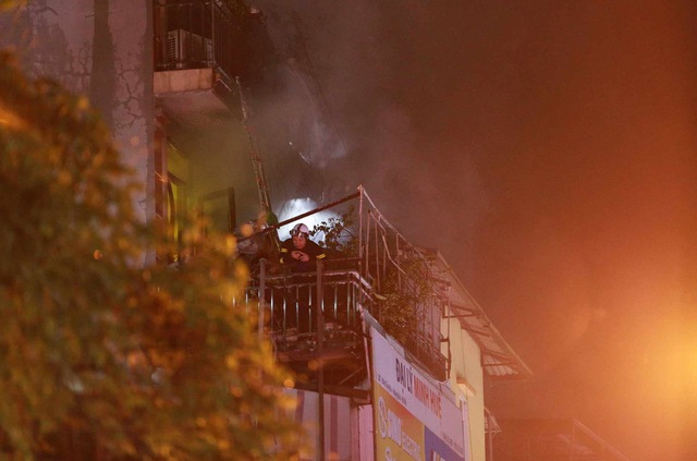 2 cháu nhỏ tử vong do cháy ở Định Công Hạ bình thường ở nhà nội, chủ nhật đến nhà ngoại chơi thì gặp nạn - Ảnh 1. 2 cháu nhỏ tử vong do cháy ở Định Công Hạ bình thường ở nhà nội, chủ nhật đến nhà ngoại chơi thì gặp nạn - Ảnh 1.