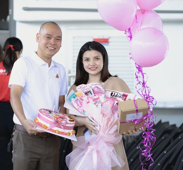 Chàng trai bán vé số “cưa đổ” tiểu thư xinh đẹp, cưới xong nửa ngày đã khiến bố vợ lắc đầu ngao ngán- Ảnh 5. Chàng trai bán vé số “cưa đổ” tiểu thư xinh đẹp, cưới xong nửa ngày đã khiến bố vợ lắc đầu ngao ngán- Ảnh 5.