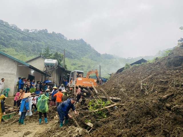 Vạt đồi bất ngờ sạt lở trong đêm, đè 4 người tử vong- Ảnh 2. Vạt đồi bất ngờ sạt lở trong đêm, đè 4 người tử vong- Ảnh 2.