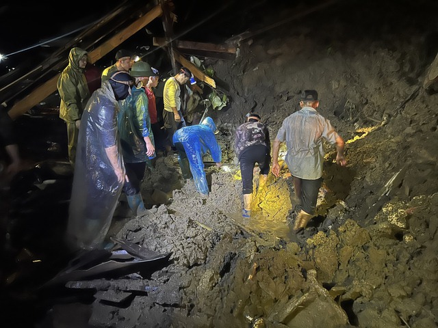 Vạt đồi bất ngờ sạt lở trong đêm, đè 4 người tử vong- Ảnh 1. Vạt đồi bất ngờ sạt lở trong đêm, đè 4 người tử vong- Ảnh 1.