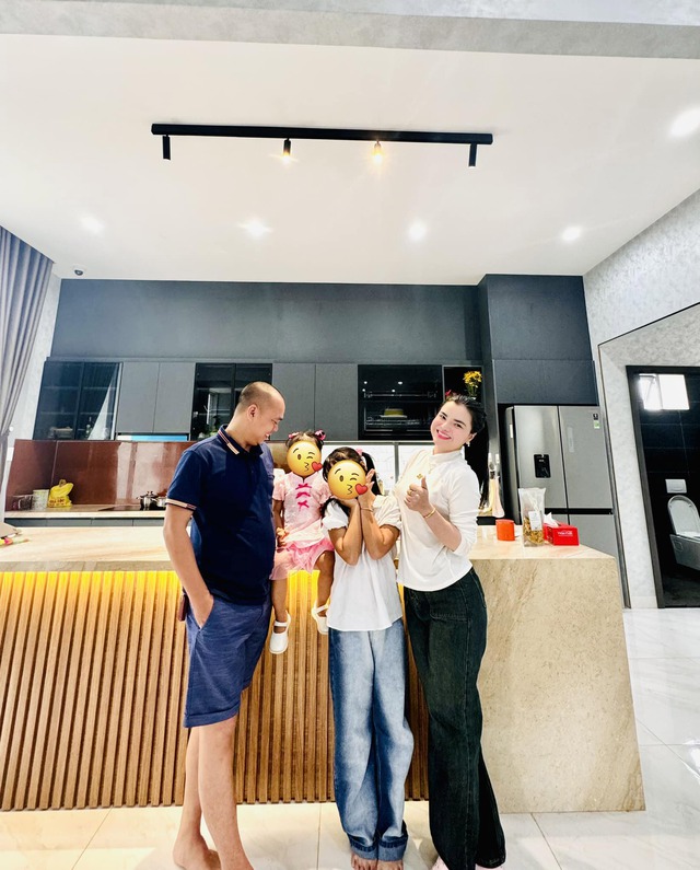 Chàng trai bán vé số “cưa đổ” tiểu thư xinh đẹp, cưới xong nửa ngày đã khiến bố vợ lắc đầu ngao ngán- Ảnh 7. Chàng trai bán vé số “cưa đổ” tiểu thư xinh đẹp, cưới xong nửa ngày đã khiến bố vợ lắc đầu ngao ngán- Ảnh 7.